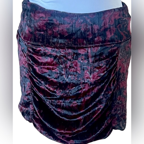 FREE PEOPLE Black & Burgundy Ruched Floral Crushed Velvet Mini Skirt Large - Picture 3 of 5